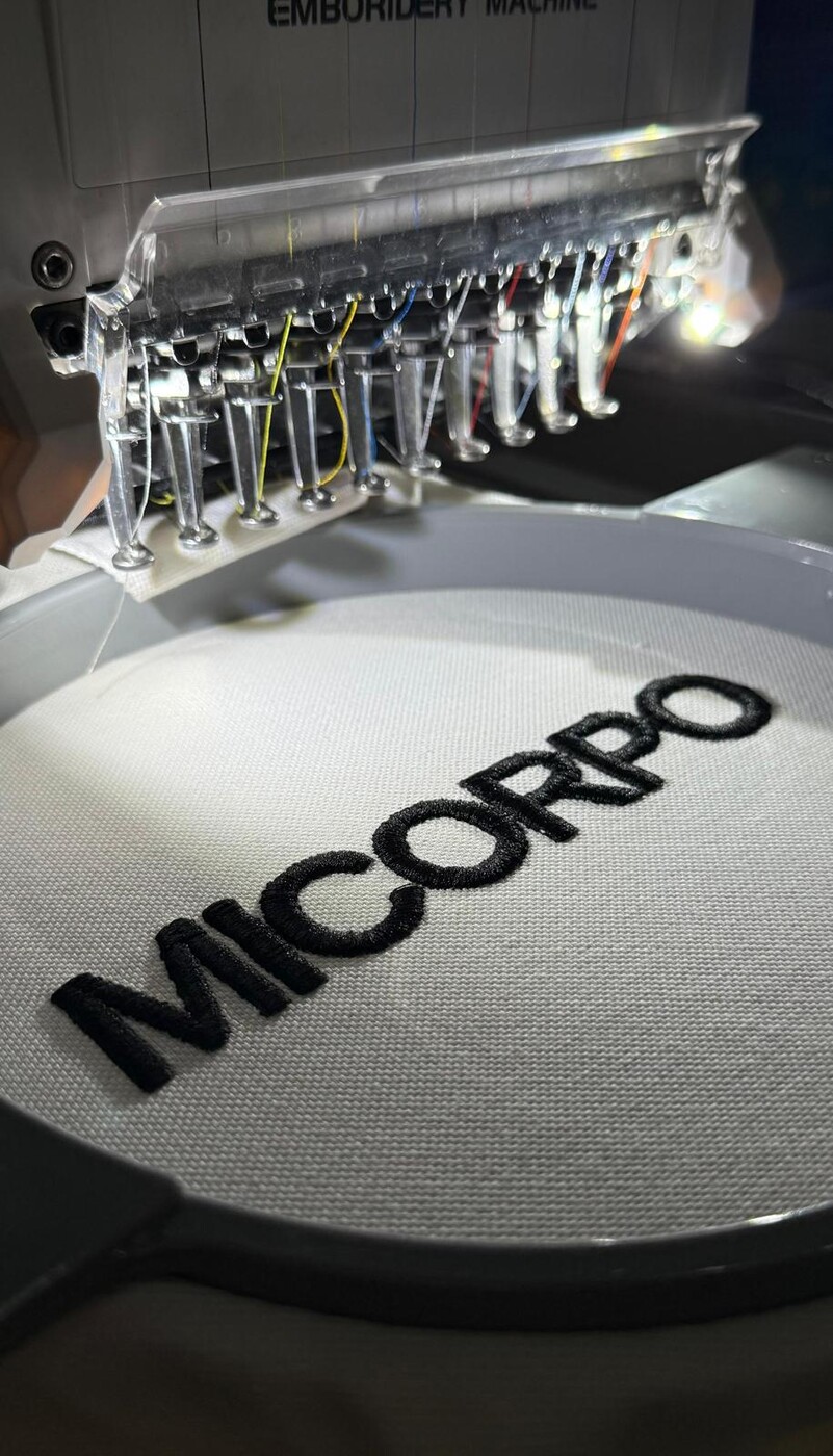 Máquina bordando el logo Micorpo