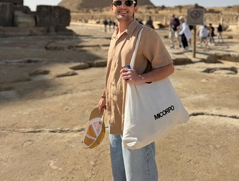 Tote Bag Micorpo frente a las pirámides de Egipto