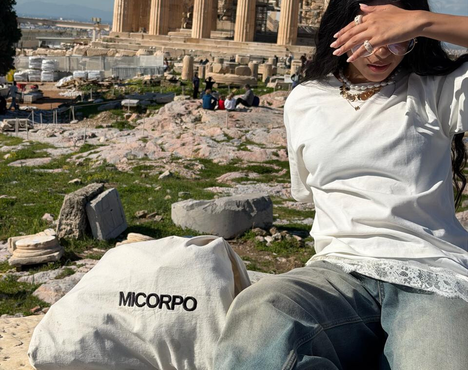 Cápsula Postales Micorpo, tote bag frente al Partenón en Grecia