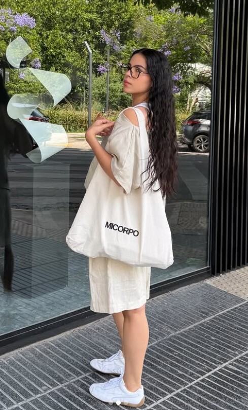Mujer caminando con Tote Bag Micorpo por la calle